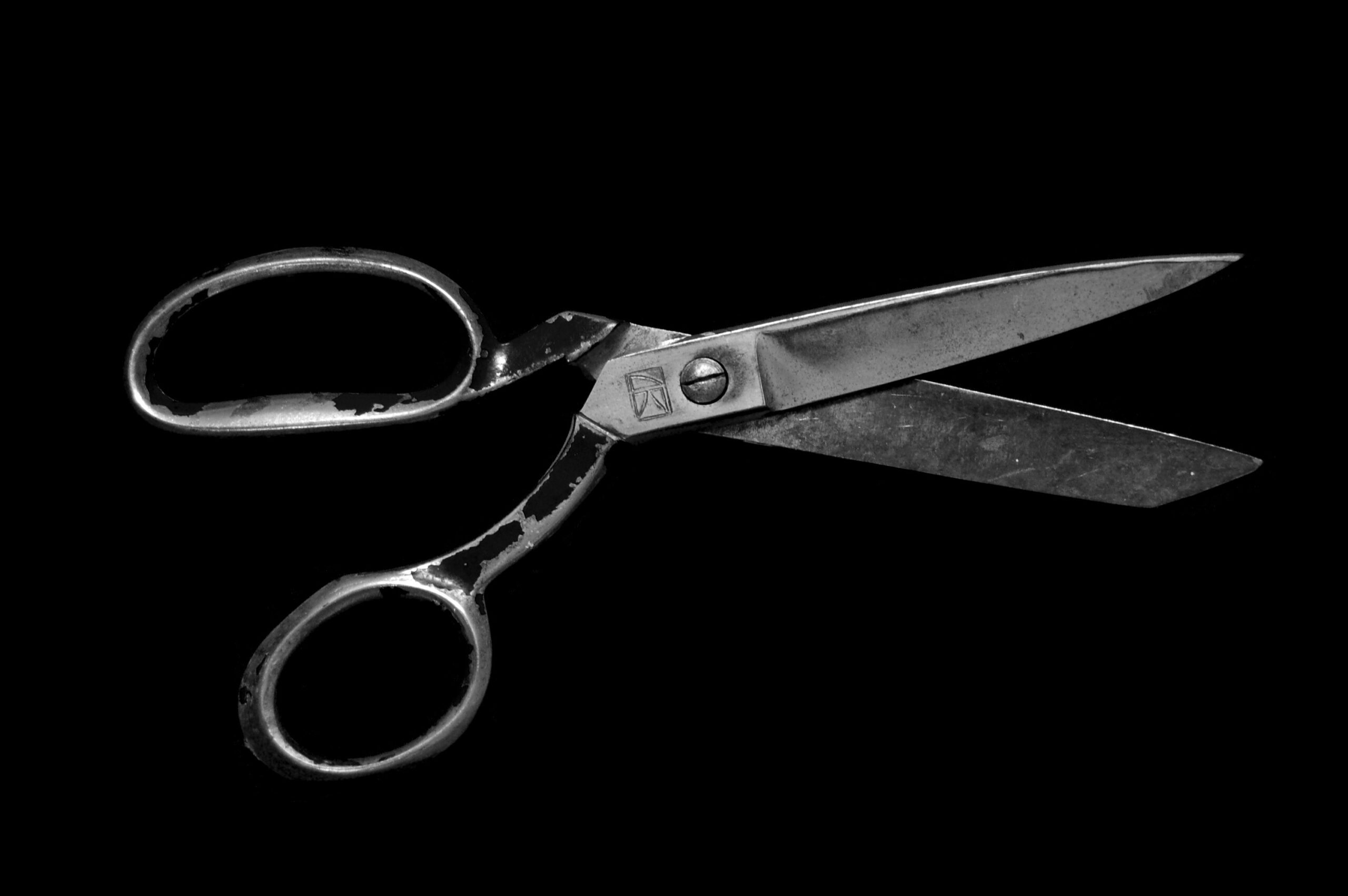 CUTTING TIES, FRANCHISOR